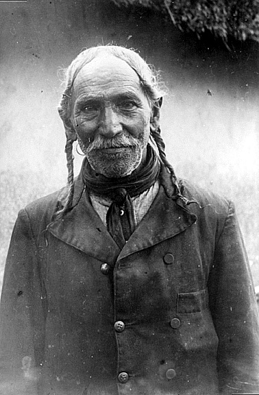 Magyar férfi Lábodról, Somogy megyéből, 1910  (FÉNYKÉPTÁR, Garay Ákos felvétele)