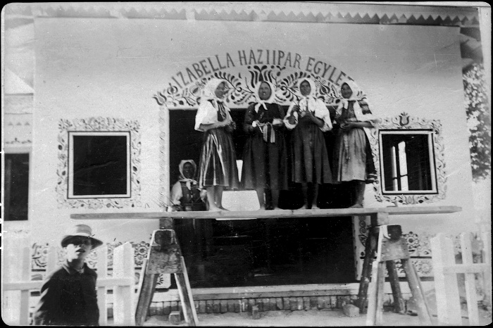 Az Izabella Háziipari egylet épülete jótékonysági kiállításon, Pozsony, 1908. F 269954