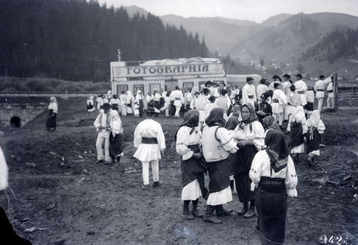 Búcsúsok a vándorfényképész sátra előtt. Fotó: Györffy István, 1911, Gyimesközéplok, fekete-fehér pozitív, Néprajzi Múzeum; F 13338