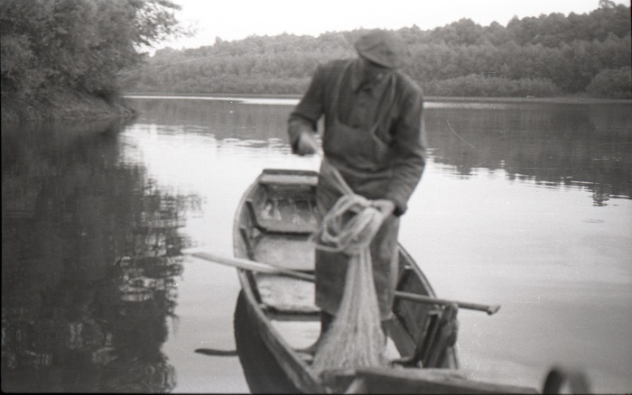 Halászat dobóhálóval Baján. A halász előkészíti a dobóháló kötelét a dobáshoz. NM F182801 Baja, 1952  Bene Zsuzsanna felvétele