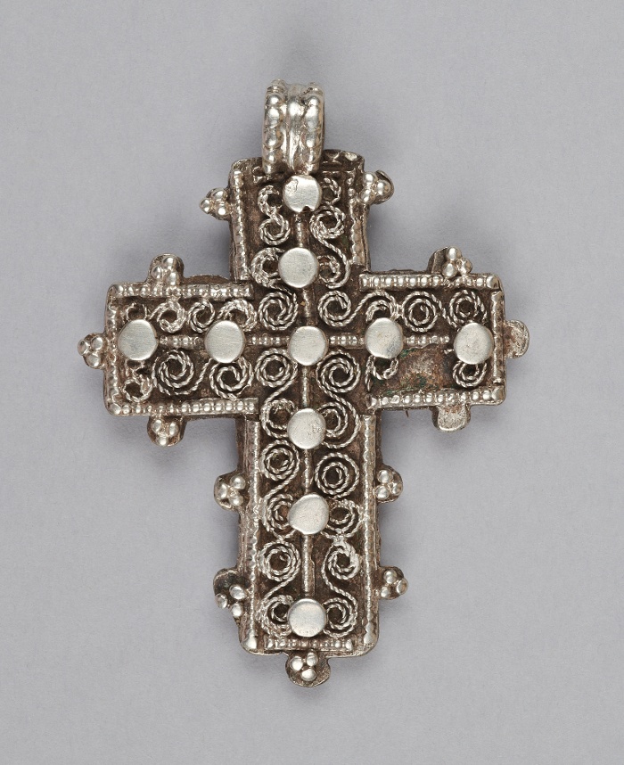 Cross pendant NM 67.76.11. Photo by Krisztina Sarnyai