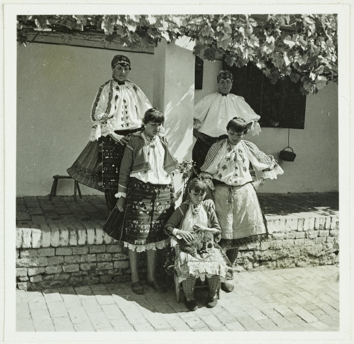 Sokác asszonyok és leányok ünnepi öltözetben Mohács Szöllősy Kálmán felvétele, 1935-1943 Néprajzi Múzeum, F 329667
