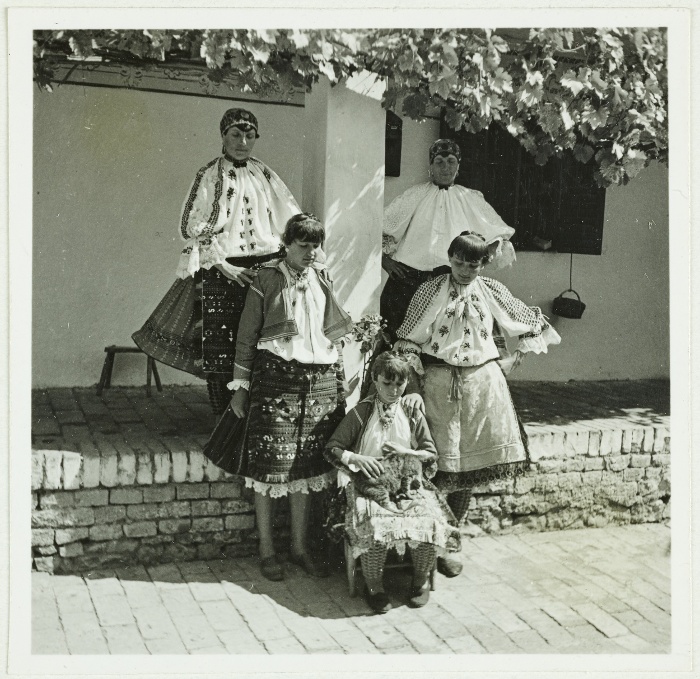 Sokác asszonyok és leányok ünnepi öltözetben Mohács Szöllősy Kálmán felvétele, 1935-1943 Néprajzi Múzeum, F 329667