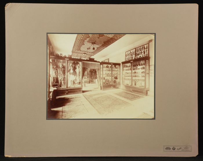 NM F 342736. A mennyezeten installált terítő a Keleti Múzeumban. 1913