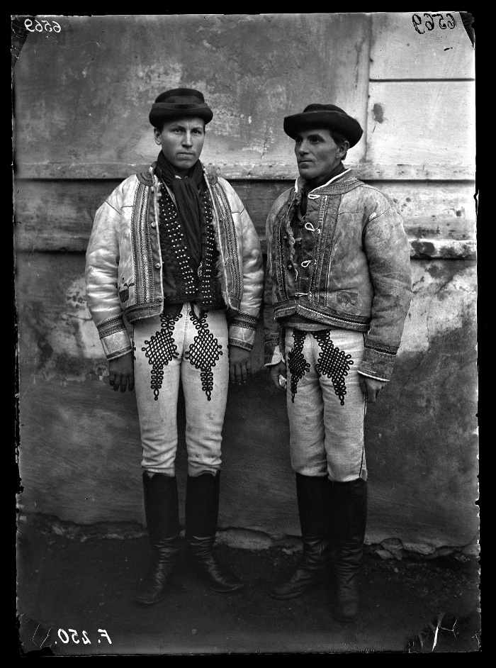 Szlovák férfiak dúsan zsinórozott nadrágban, üvegnegatív, 13x18 cm, Jankó János felvétele, Girált, 1894, Néprajzi Múzeum, F 250