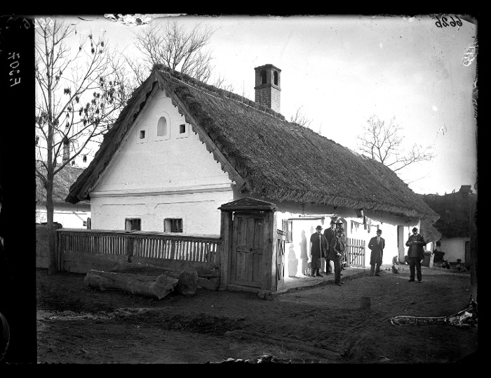 Náddal fedett lakóház az utca felől, üvegnegatív, 13x18 cm, Jankó János felvétele, Borsodszirák, 1895, Néprajzi Múzeum, F 307