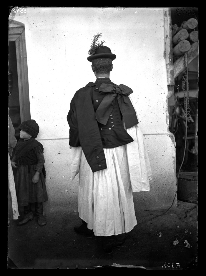 Magyar legény viselet hátulról, üvegnegatív, 13x18 cm, Jankó János felvétele, Borsodszirák, 1895, Néprajzi Múzeum, F 323