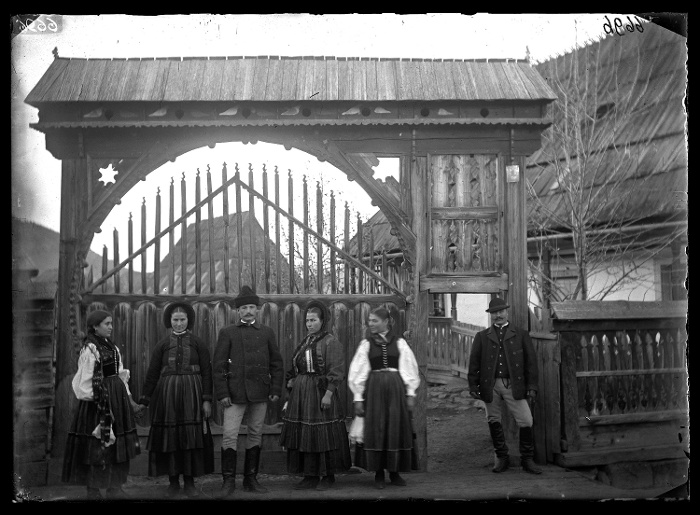 Székelykapu előtt álló nők és férfiak, üvegnegatív, 13x18 cm, Jankó János felvétele, Csíkszentdomokos, 1894, Néprajzi Múzeum, F 376
