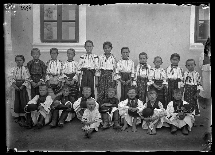Sokác iskolás gyermekek, üvegnegatív, 13x18 cm, Jankó János felvétele, Béreg, 1894, Néprajzi Múzeum, F 210