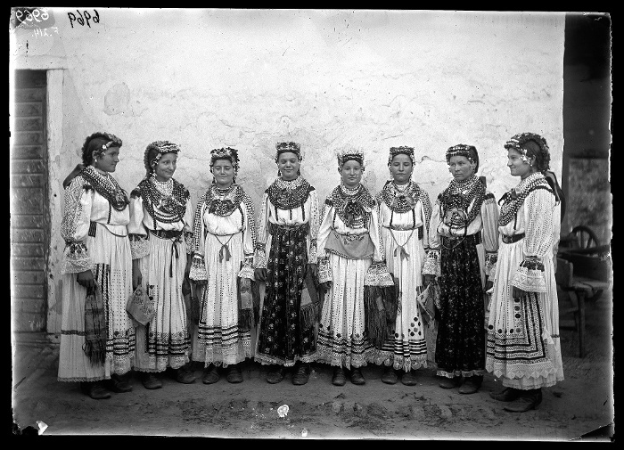 Sokác leányok ünnepi viseletben, üvegnegatív, 13x18 cm, Jankó János felvétele, Béreg, 1894, Néprajzi Múzeum, F 214