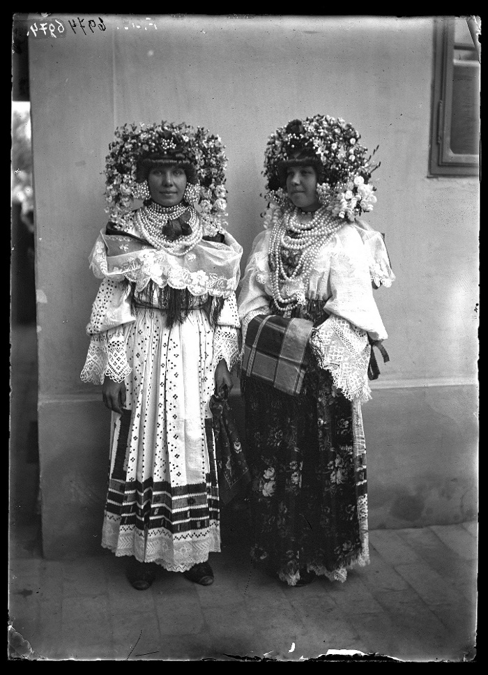 Sokác leányok díszes viseletben, üvegnegatív, 13x18 cm, Jankó János felvétele, Szonta (Szond), 1894, Néprajzi Múzeum, F 219