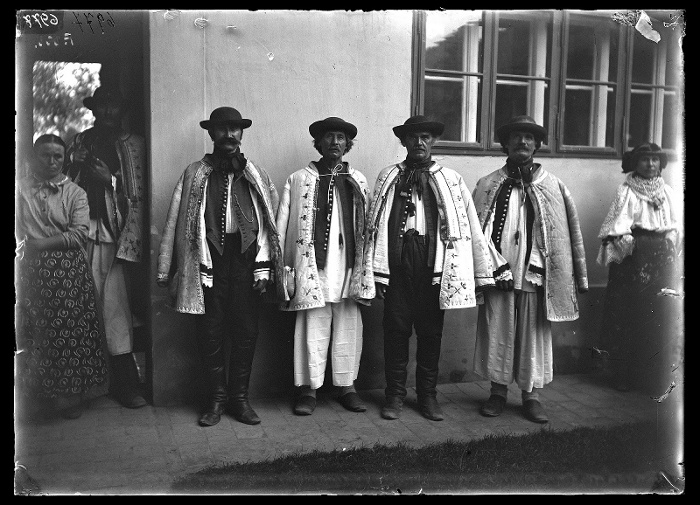 Idősebb sokác férfiak, üvegnegatív, 13x18 cm, Jankó János felvétele, Szonta (Szond), 1894, Néprajzi Múzeum, F 222