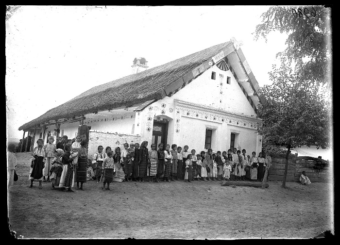 Gyermekek egy 1882-ben épült sokác lakóház utcai homlokzata előtt, üvegnegatív, 13x18 cm, Jankó János felvétele, Béreg, 1894, Néprajzi Múzeum, F 225