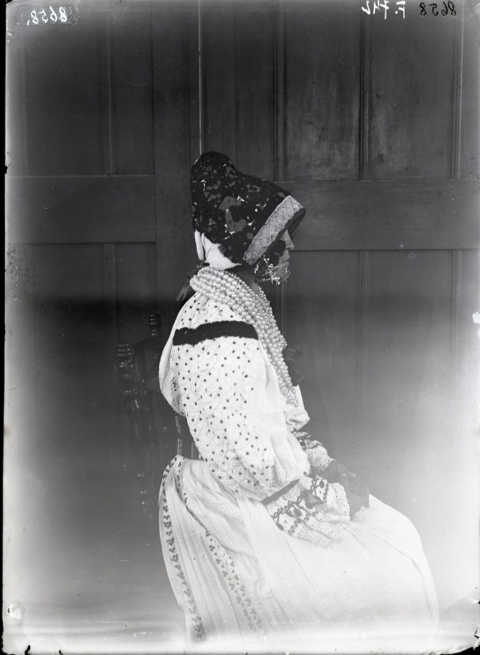 Kapicát viselő asszony oldalról, üvegnegatív, 13x18 cm, Jankó János felvétele, Szonta (Szond), 1894, Néprajzi Múzeum, F 742