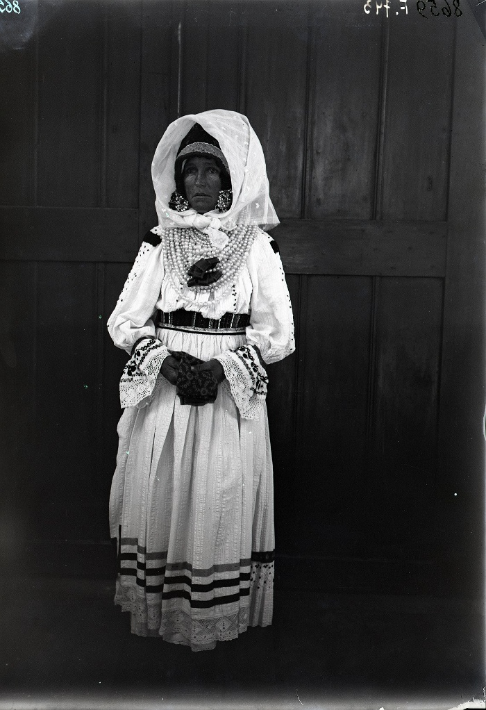 Gyászoló sokác nő ünnepi viseletben, fején gyászfátyollal, üvegnegatív, 13x18 cm, Jankó János felvétele, Szonta (Szond), 1894, Néprajzi Múzeum, F 743