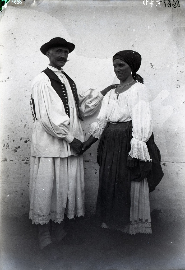 Idősebb sokác házaspár, üvegnegatív, 13x18 cm, Jankó János felvétele, Bogyán, 1894, Néprajzi Múzeum, F 745