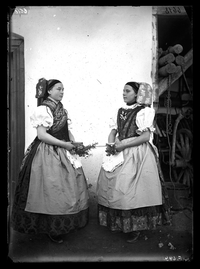 Magyar lányok ünnepi viseletben, üvegnegatív, 13x18 cm, Jankó János felvétele, Borsodszirák, 1894, Néprajzi Múzeum, F 299