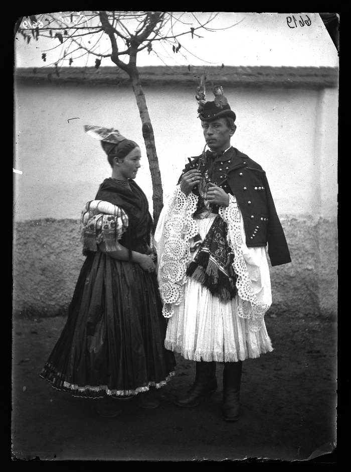 Legény és menyecske díszes viseletben, üvegnegatív, 13x18 cm, Jankó János felvétele, Mezőkövesd, 1894, Néprajzi Múzeum, F 300