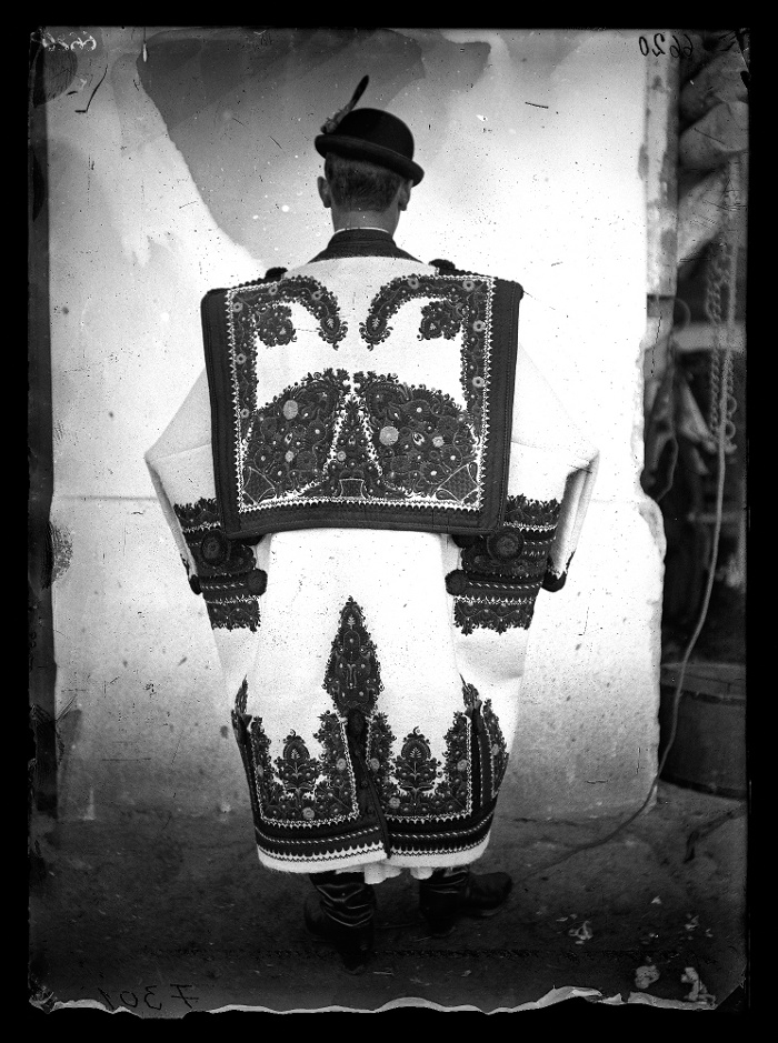 Magyar legény díszes szűrben hátulról, üvegnegatív, 13x18 cm, Jankó János felvétele, Mezőkövesd, 1894, Néprajzi Múzeum, F 301