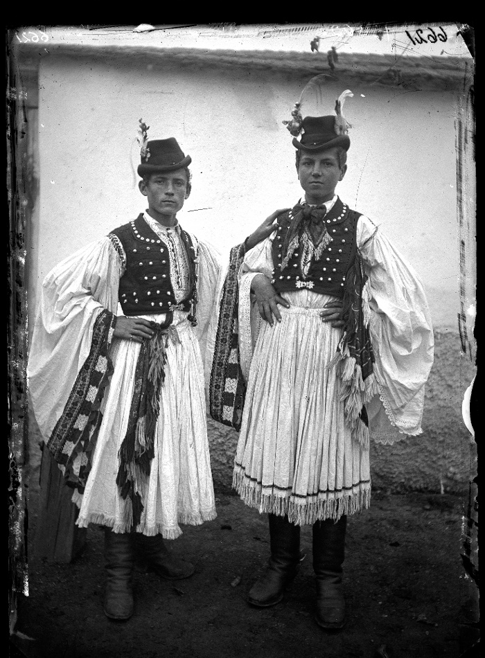 Magyar legények, üvegnegatív, 13x18 cm, Jankó János felvétele, Mezőkövesd, 1894, Néprajzi Múzeum, F 302