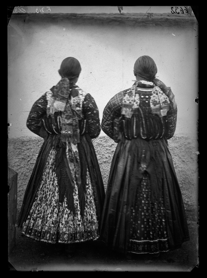 Leányok viselete hátulról, üvegnegatív, 13x18 cm, Jankó János felvétele, Mezőkövesd, 1894, Néprajzi Múzeum, F 313