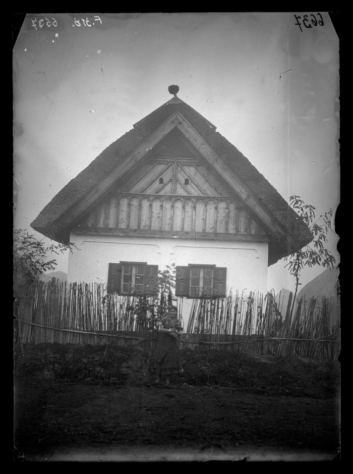 Lakóház díszes házorommal, előtte egy fiatal lány, üvegnegatív, 13x18 cm, Jankó János felvétele, Mezőkövesd, 1894, Néprajzi Múzeum, F 318