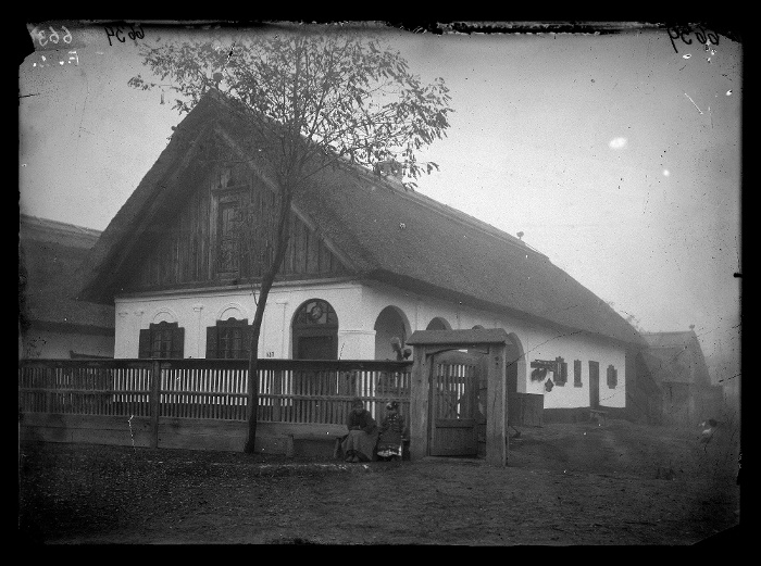 Jómódú magyar gazda háza, üvegnegatív, 13x18 cm, Jankó János felvétele, Mezőkövesd, 1894, Néprajzi Múzeum, F 320
