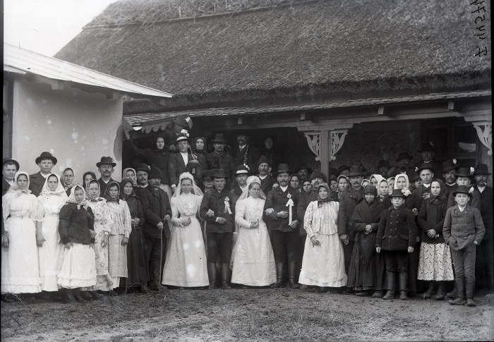 Páros lakodalom: menyasszonyok és vőlegények a násznéppel, Endrőd, üvegnegatív, 13x18 cm, Szabó Imre felvétele, 1910-es évek, Néprajzi Múzeum, F 44574