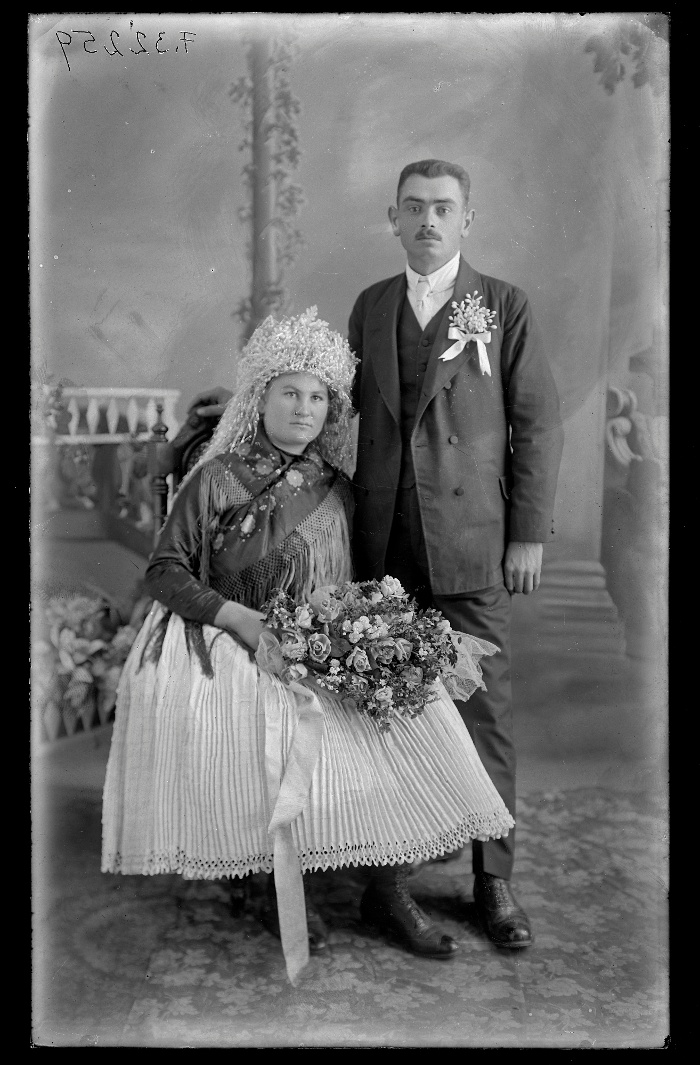 Menyasszony és vőlegény esküvői fotója, Rákospalota, üvegnegatív, 13x21 cm, Borsy Béla felvétele, 1911-1920 között, Néprajzi Múzeum, F 32259
