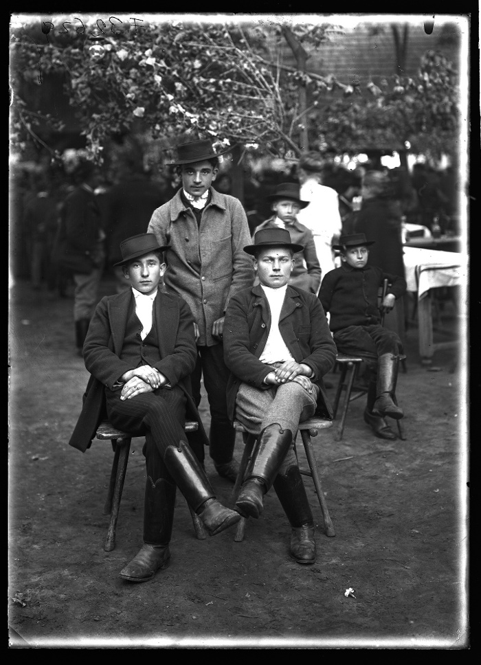 Legények, Rákospalota, üvegnegatív, 13x18 cm, Borsy Béla felvétele, 1911-1920 között, Néprajzi Múzeum, F 32629