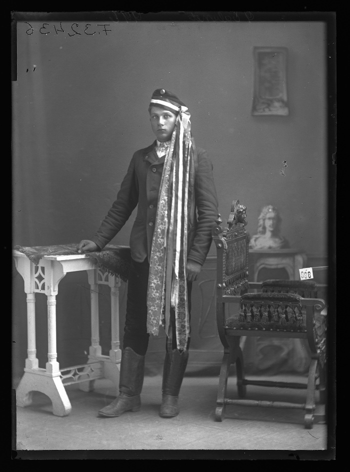 Besorozott legény regruta kalapban, Rákospalota, üvegnegatív, 12x16,5 cm, Borsy Béla felvétele, 1914-1919 között, Néprajzi Múzeum, F 32436