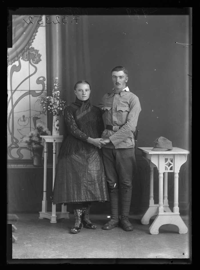 Fiatal házaspár, a férfi katonai egyenruhában, Rákospalota, üvegnegatív, 12x16,5 cm, Borsy Béla felvétele, 1914-1919 között, Néprajzi Múzeum, F 32352
