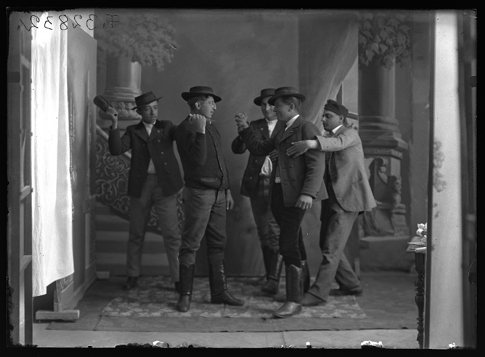 Legénybúcsú alkalmával (?) készült beállított jelenet, Rákospalota, üvegnegatív, 12x16,5 cm, Borsy Béla felvétele, 1911-1920 között, Néprajzi Múzeum, F 32832
