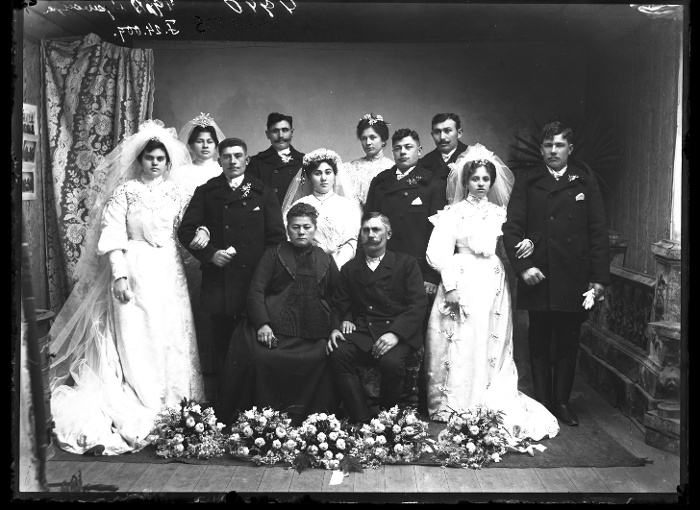 Öt esküvői párról készült műtermi felvétel, közöttük egy idősebb házaspár, Cegléd, üvegnegatív, 18x24 cm, Száger Mária (?) felvétele, 1899 körül, Néprajzi Múzeum, F 49755