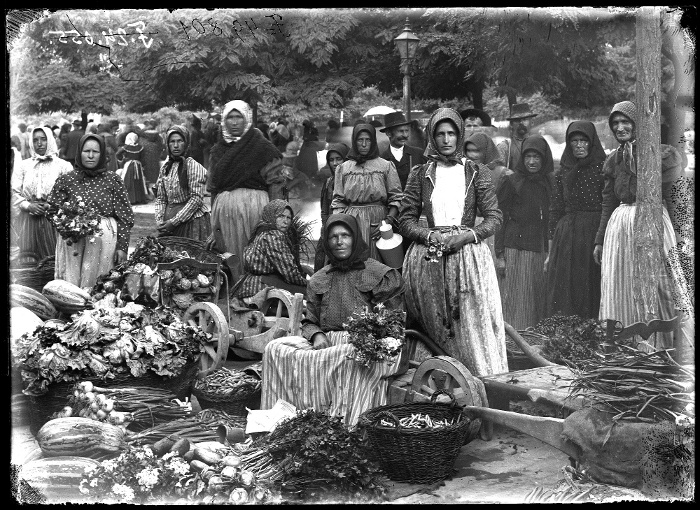 Zöldségféléket áruló piacozó asszonyok és vásárlók, Cegléd, üvegnegatív, 12x16 cm, Mózer Aladár (felvétele), 1910-es évek, F 49801