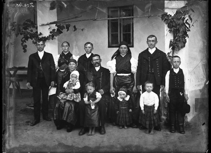 Sváb család, Ceglédbercel, 18x24 cm, Mózer Aladár (?) felvétele, 1910 körül (?), Néprajzi Múzeum, F 49876