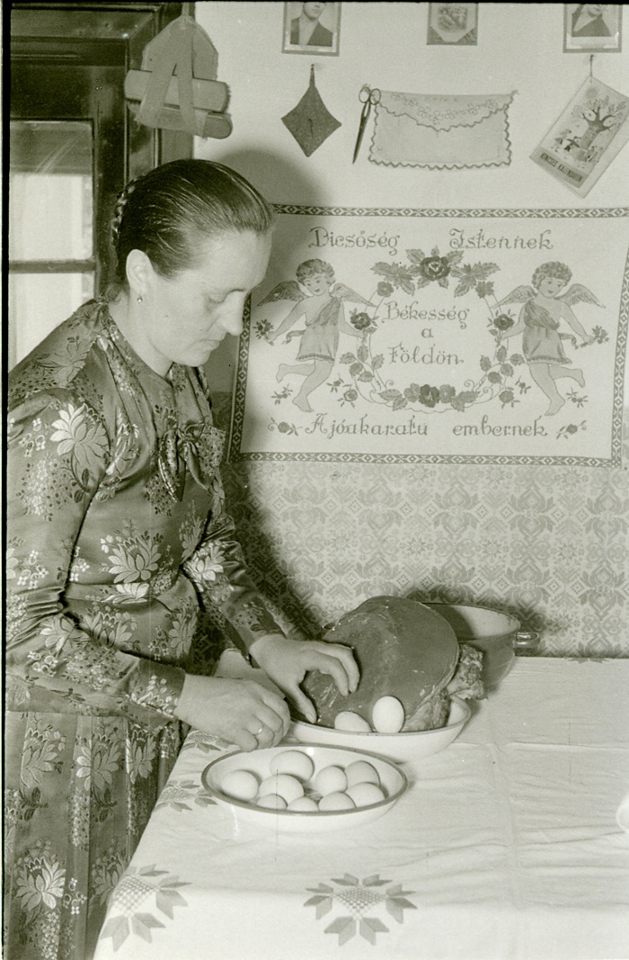 NM F 173267 Húsvéti sonka előkészítése szentelésre, a konyhában            /Molnár Balázs muzeológus készítette 1963-ban, Domaházán (Borsod m.), egy, a húsvéti sonka templomi szentelését dokumentáló sorozat részeként/