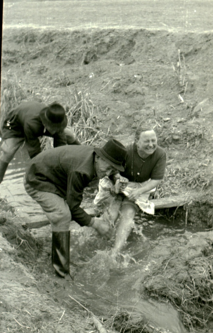 NM F 137923 A patak hídjára ültetett menyecskét jól meglocsolják. /Molnár Balázs, 1959. 03.,  Domaháza Borsod vm. Magyarország/