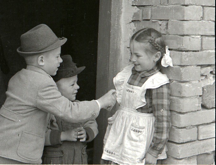 Húsvéti szokás. Egy kislány locsolkodó kisfiúkkal. /Molnár Balázs, 1959. 03., Domaháza Borsod vm. Magyarország/