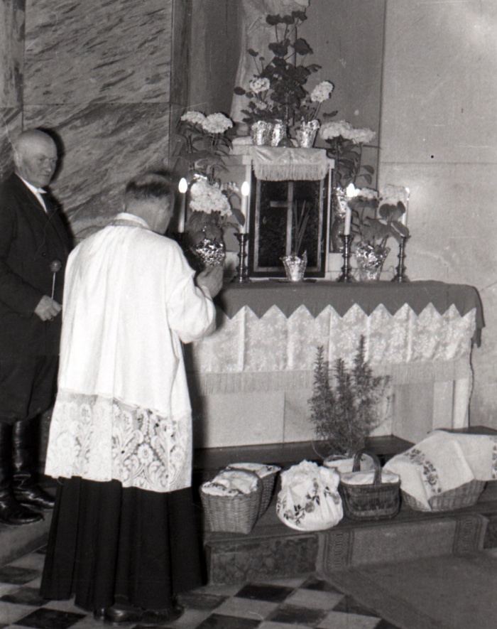 NM F 173280 Húsvéti sonkaszentelés. A templomi mellékoltár előtt a pap megszenteli a húsvéti ételeket. /Molnár Balázs, 1963. 04.,  Domaháza Borsod vm. Magyarország/