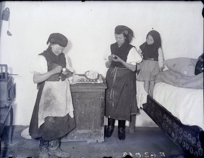 NM F 62019 Húsvéti tojás festése  /Palotay Gertrúd 1930-ban készült felvétele,  Rimóc Nógrád vm. Magyarország/