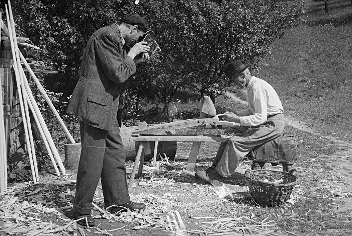 Fotó: Gereblyekészítés filmezése. Réger Endre felvétele, Szuhahuta, 1951. Nitrocellulóz film, 24x36 mm. Néprajzi Múzeum, F 101452