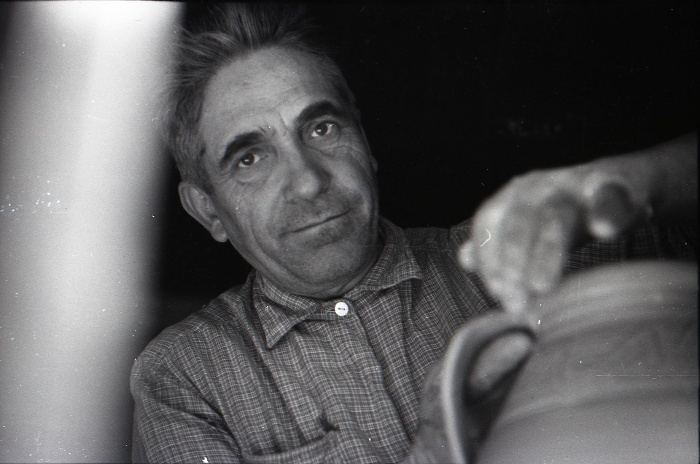 4. kép: Bartus Mihály gorzafalvi fazekasműhelyében fazekat fülez, 1978 Gorzafalva, Románia