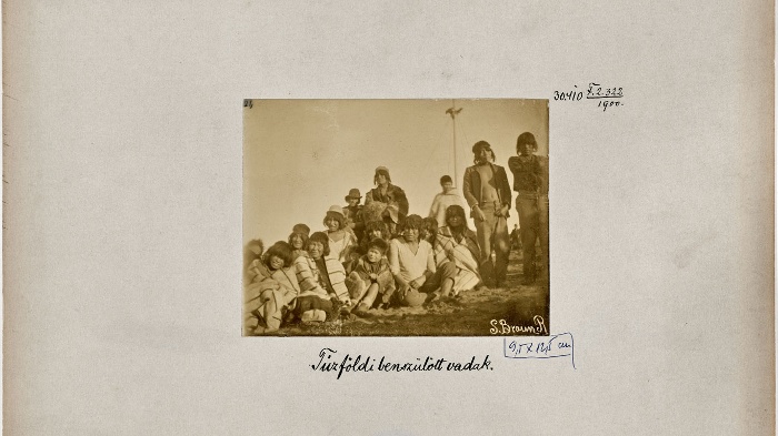 Tűzföldi selk’nam (ona) indiánok a tengerparton. Punta Arenas, Argentína, Sigfrido Braun Ruben felvétele. 1895. Fekete-fehér pozitív. Néprajzi Múzeum, F 2322
