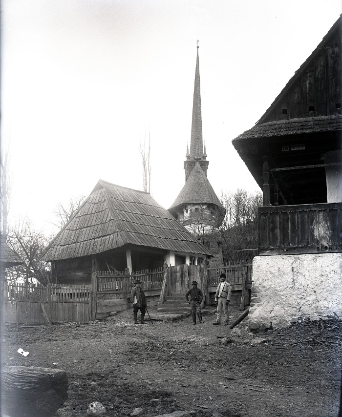 2. kép: Szinte Gábor gyűjtőúton. Felsőfüld, 1912. Szinte László felvétele. Fekete-fehér üvegnegatív, 13x18 cm. Néprajzi Múzeum, F 17294