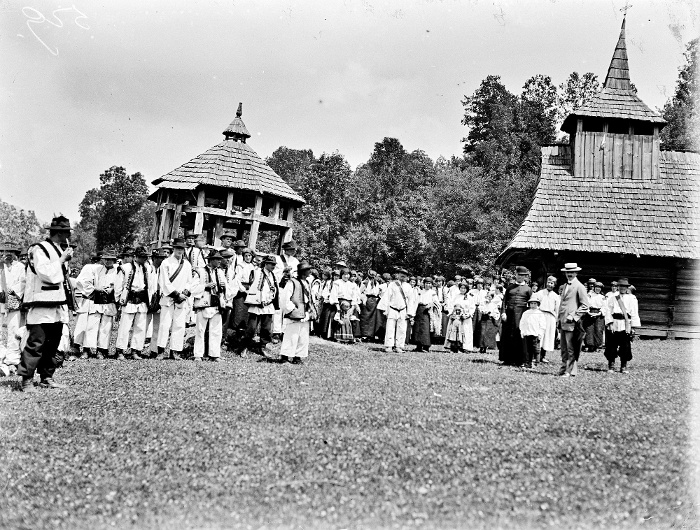 4. kép: Szinte László, Orosz Iulisu esperes és hívek a fatemplom előtt. Kaszómező, 1913. Szinte Gábor felvétele. Fekete-fehér üvegnegatív, 9x12 cm. Néprajzi Múzeum, F 341619