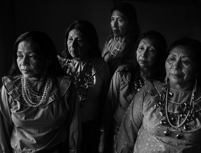 David Díaz: A Gonzales Cairuna család nőtagjai. Yarinacocha, Ucayali. 2022