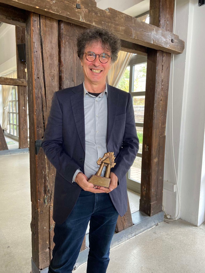 József Molnár with the Museum Educator Lifetime Achievement Award