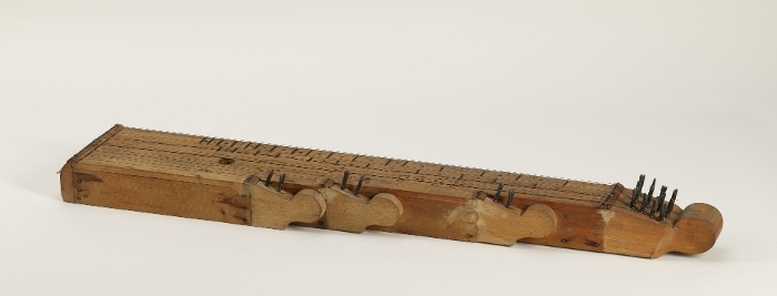 Citera a Néprajzi Múzeum gyűjteményéből. A hangszert Varga Gábor készítette. Sarkadkeresztúr (Bihar m.), 1960. Vargyas Lajos gyűjtése. NM 60.135.1