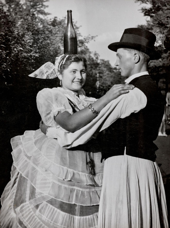 Üvegtáncot bemutató pár. Koppányszántó (Tolna vm.), 1941(A felvétel Budapesten, Gyöngyösbokrétás eseményen készült.) Szendrő István felvétele. NM F 305291